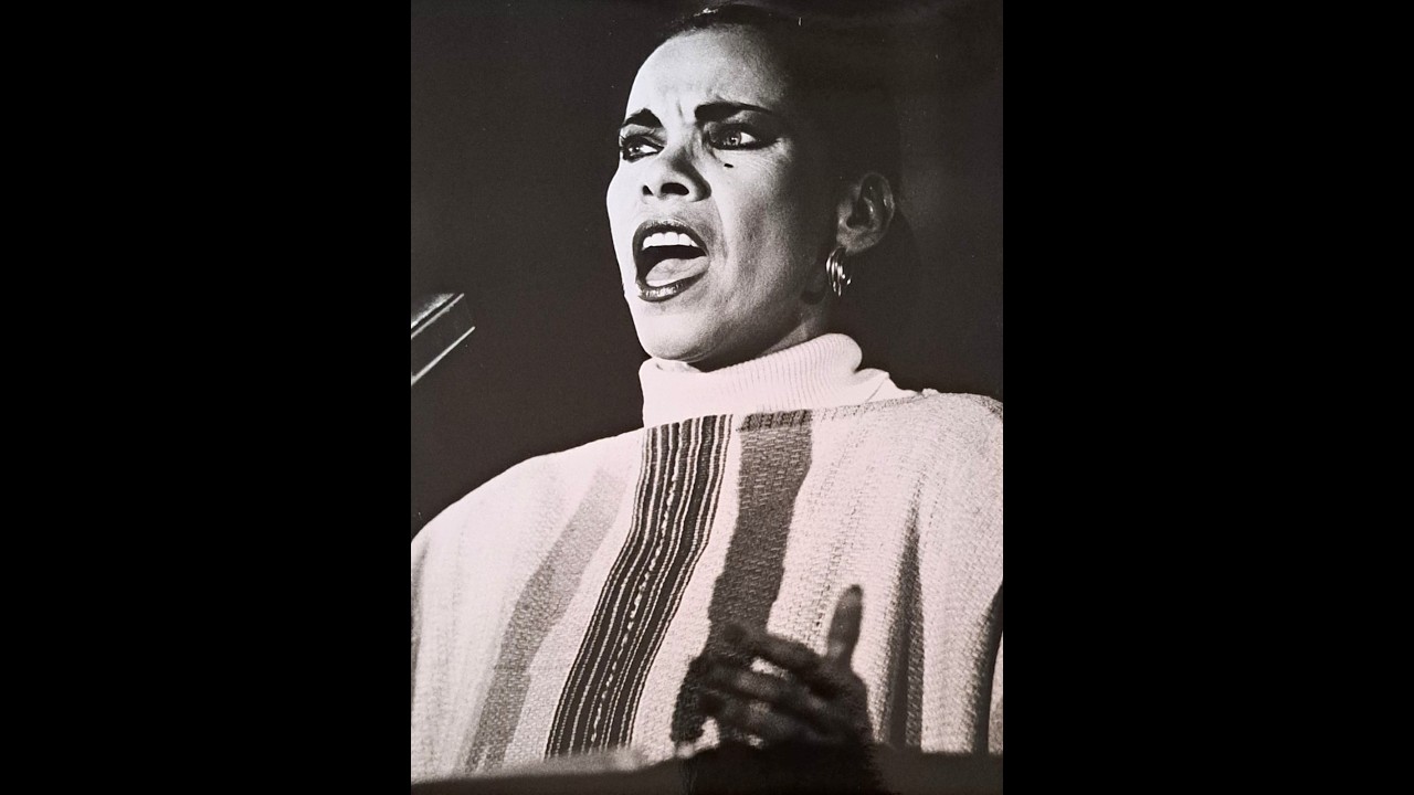 OLIVIA MOLINA singt 