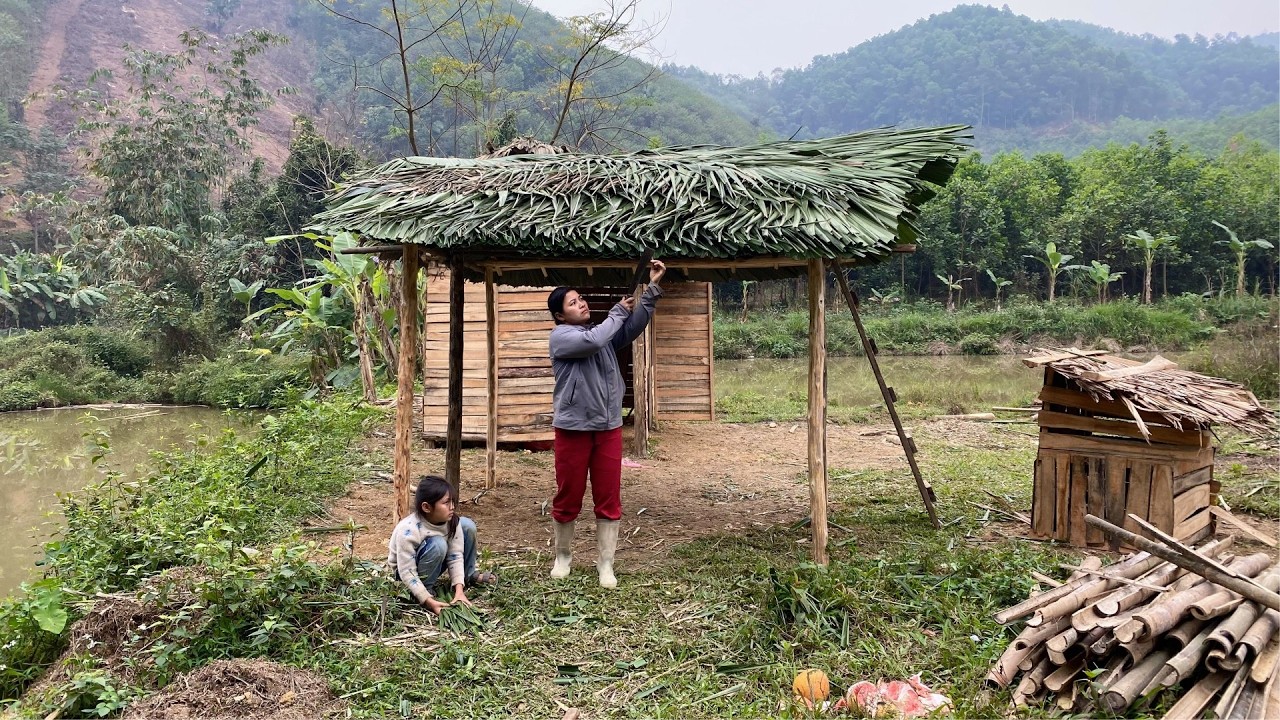 Traditional Roofing Combined with Bamboo - A Single Mother Designs Her Own Home