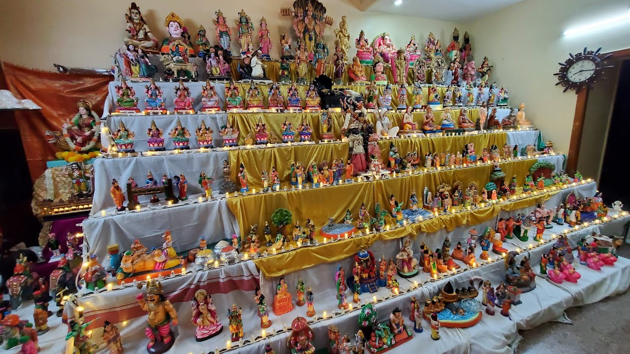  ನವರಾತ್ರಿಯ ಅಂಗವಾಗಿ ಚನ್ನಪಟ್ಟಣದ ಶ್ರೀಮತಿ ವಿನೋದ ಅವರ ಮನೆಯಲ್ಲಿಟ್ಟಿರುವ 100 ವರ್ಷಗಳಿಂದ ಸಂಗ್ರಹಿಸಿದ ಬೊಂಬೆಗಳು 
