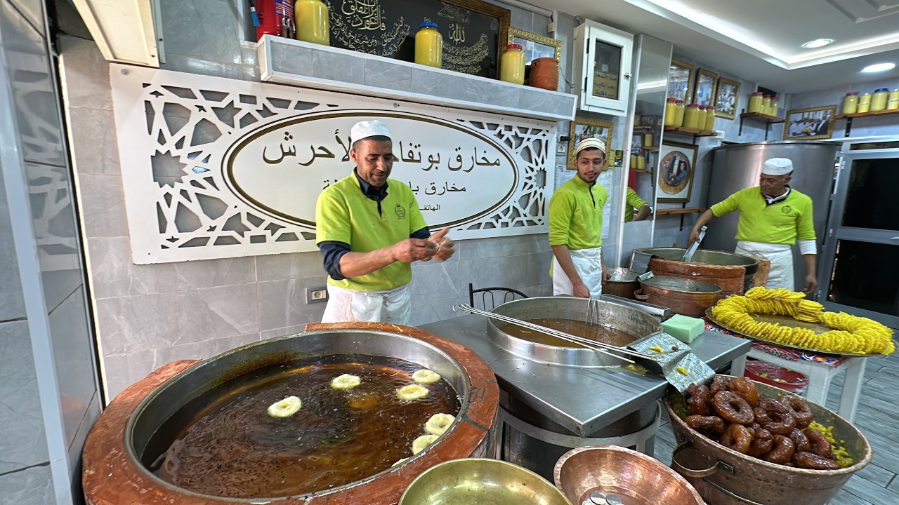 Tunisisan famous traditional sweet :ZLABIA - المخارق والزلابية الاصيلة  التونسية عند بوتفاحة باجة ؟