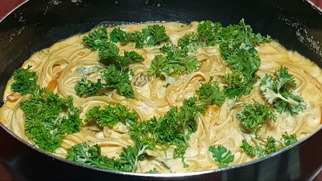 LUSCIOUS CREAMY AND CHEESY FETTUCINE PASTA WITH CHICKEN AND FRESH PARSLEY #delicious