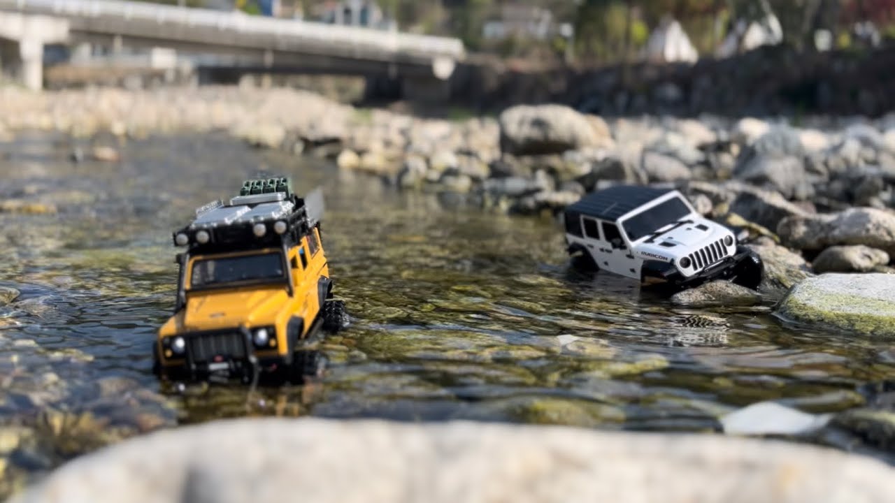 mini-z 4x4 (jeep WRANGLER  rubicon) & sg2801 (Defender D110) crossing the river (underwater driving)