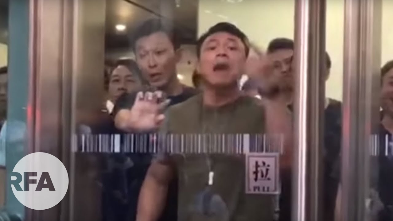 【現場報導】警、民隔著玻璃門對罵　警員情緒失控