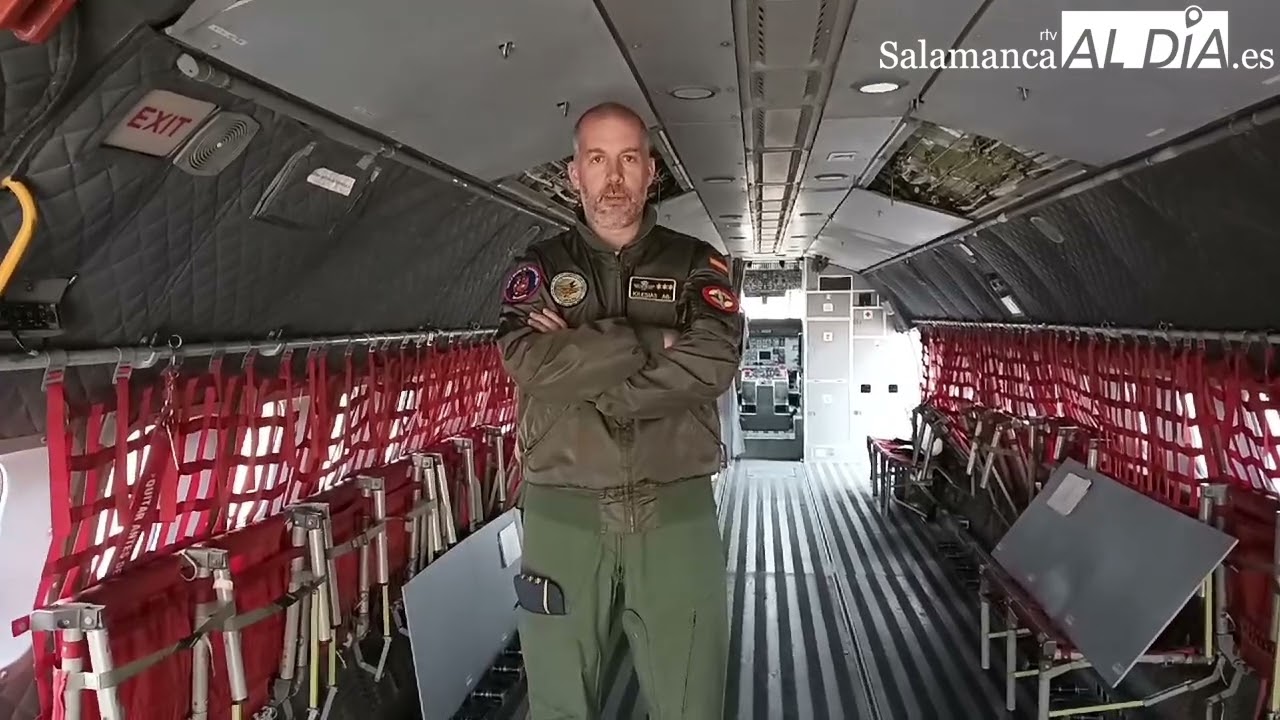El capitán Iglesias explica las características del CASA CN-235 en la Base Aérea de Matacán