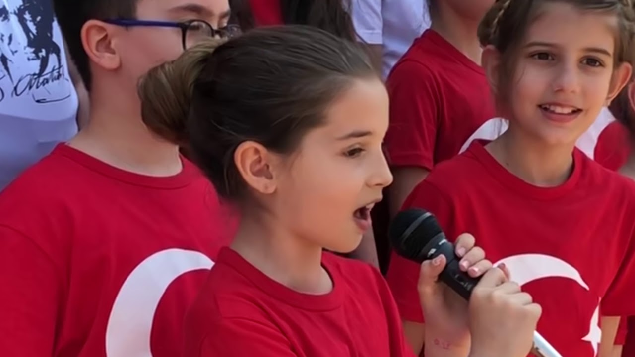 Tebessüm. 23 Nisan Bayramı İçin Okulumun Koro Çalışması. Ecrin Su Çoban.