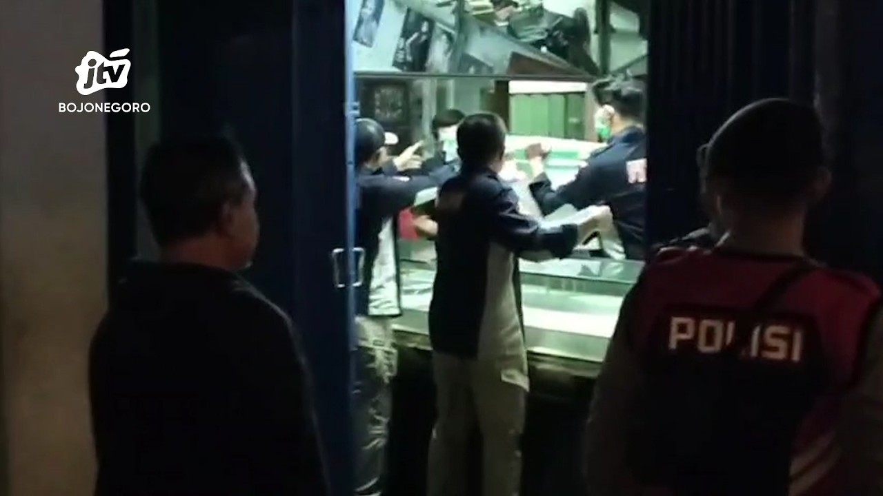 Polisi Geledah Toko Emas dan Rumah di Nganjuk Amankan Dua Box BB