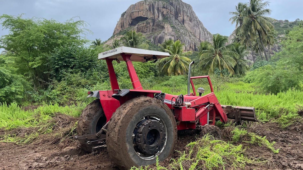 O trator MF 290 foi trabalhar com a lâmina próximo a pedra da boca, ficou atolado