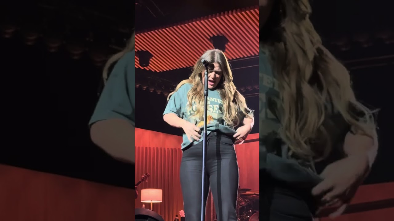 Kelly Clarkson Las Vegas Studio Sessions - “All I wanted was horses” banter - 11.8.25