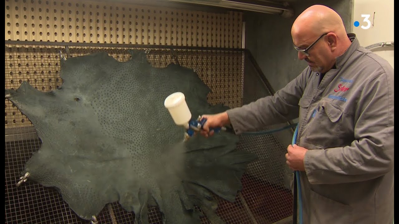INSOLITE. Dans le Cantal, à la rencontre du seul tanneur de peau d'autruche de France
