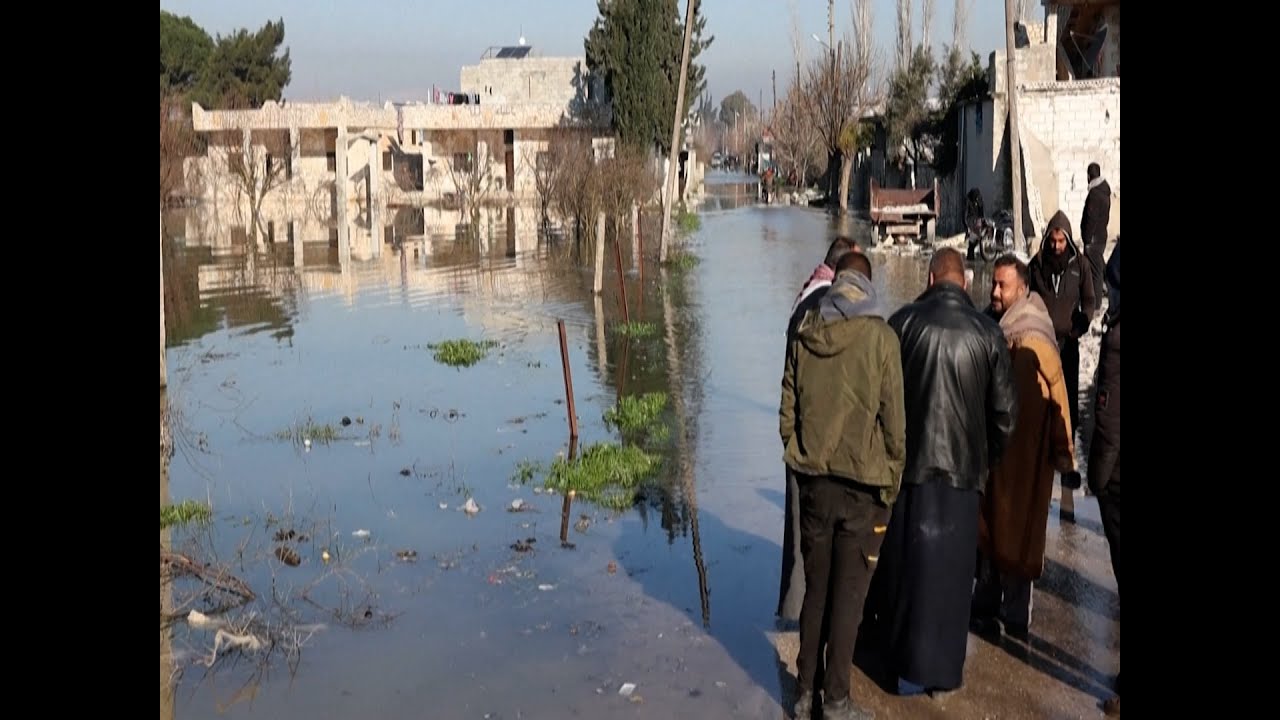 المياه تغمر قرية التلول في محافظة إدلب شمال غرب سوريا، بعد انهيار سدّ بسبب الزلزال