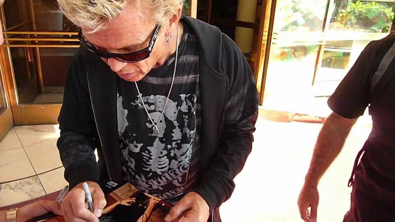 Billy Idol signing autographs on July 8th, 2012 in Stuttgart (Germany) *EXCLUSIVE*