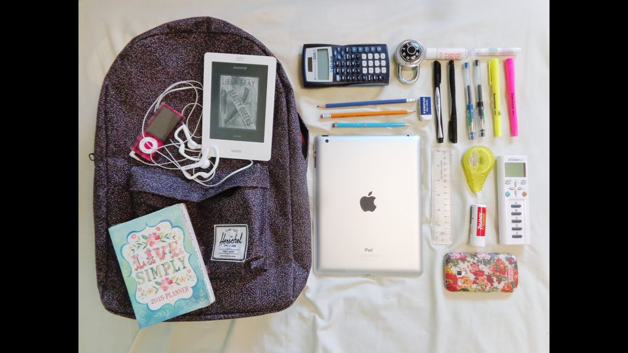 ¿QUÉ HAY EN MI MOCHILA? / WHAT'S IN MY BACKPACK? | Sarillamakeup ♡
