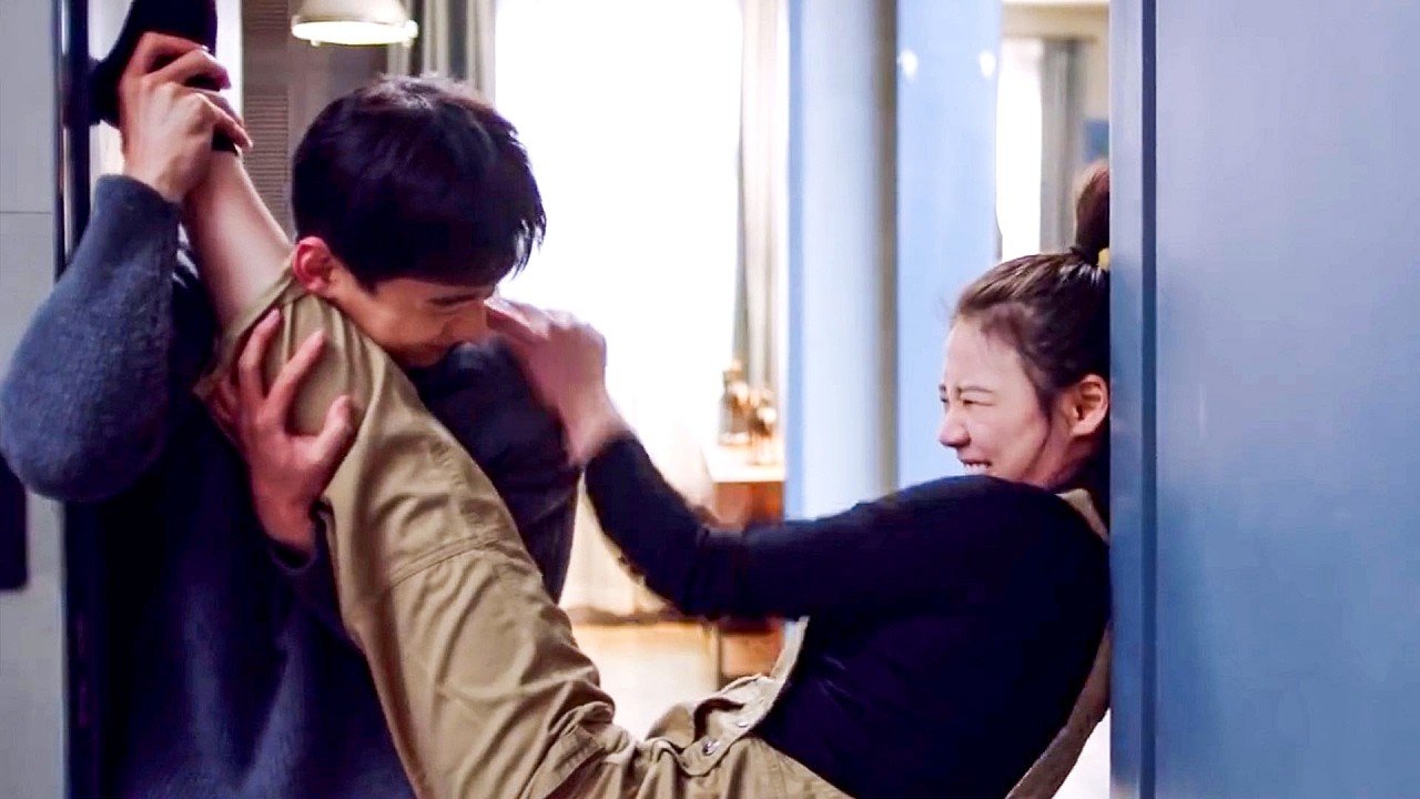 So Sweet! Cop Captain & Doctor GF’s Playful Tussle—The More She Fights, The Tighter He Holds!