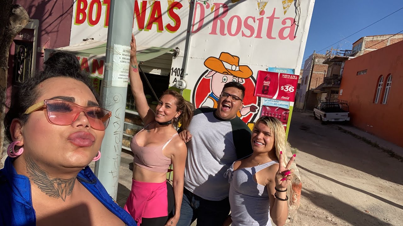 En el negocio de Rosita Fresita Wendy y Salma