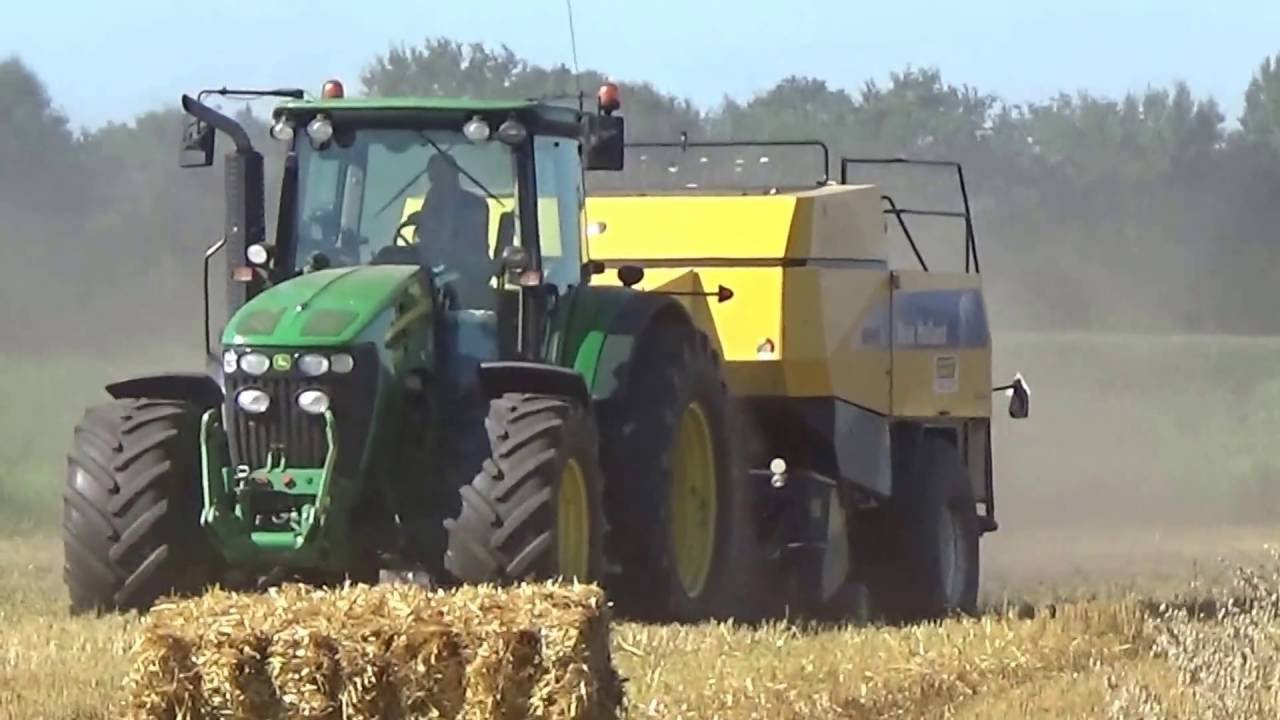 JOHN DEERE 7930 MET EEN NEW HOLLAND BB 950 A CROPCUTTER