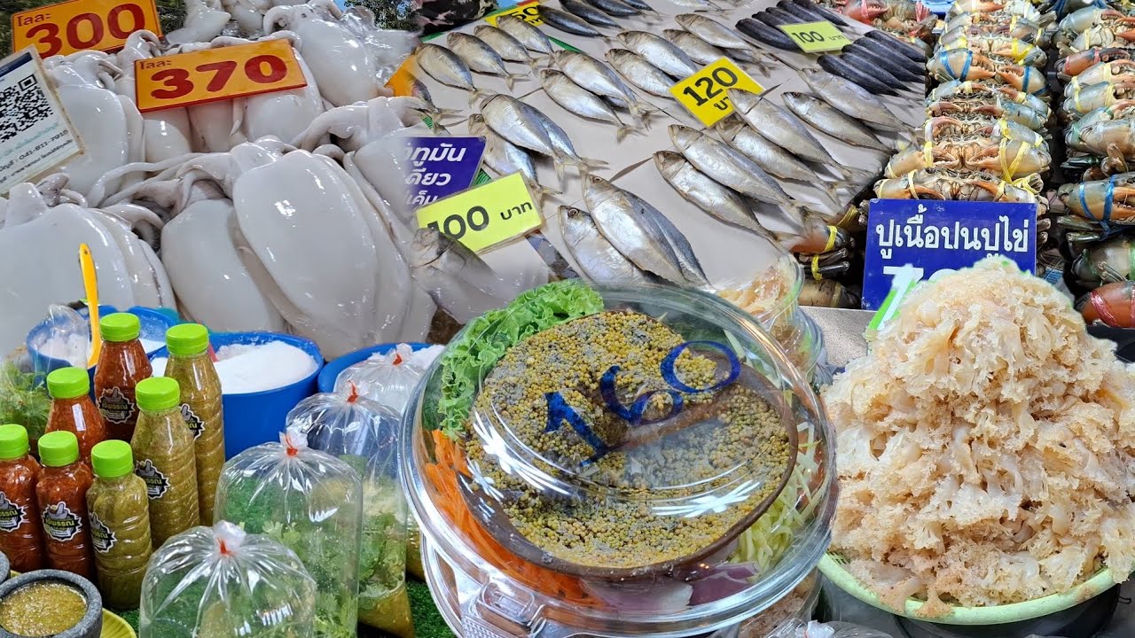 นักท่องเที่ยวให้ความสนใจอาหารทะเลสดใหม่ตลาดประมงพื้นบ้านอ่างศิลา