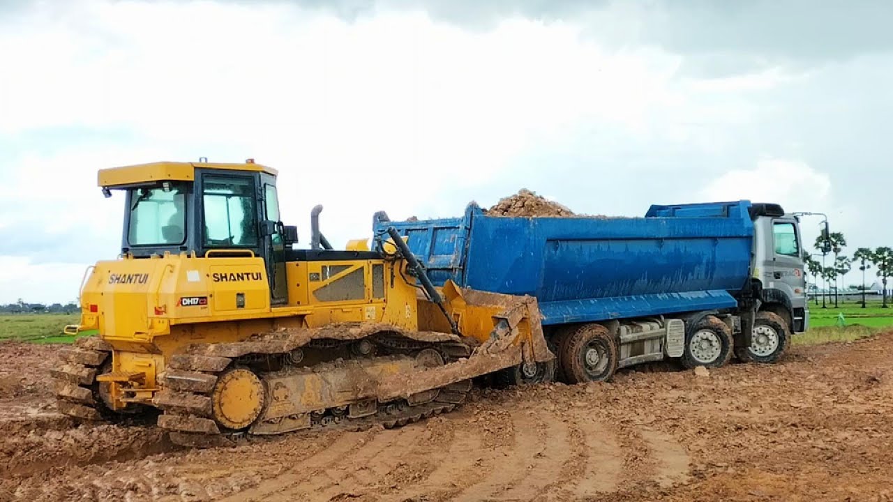 SHANTUI Saves the Day | Dump Truck Deeply Stuck in Mud