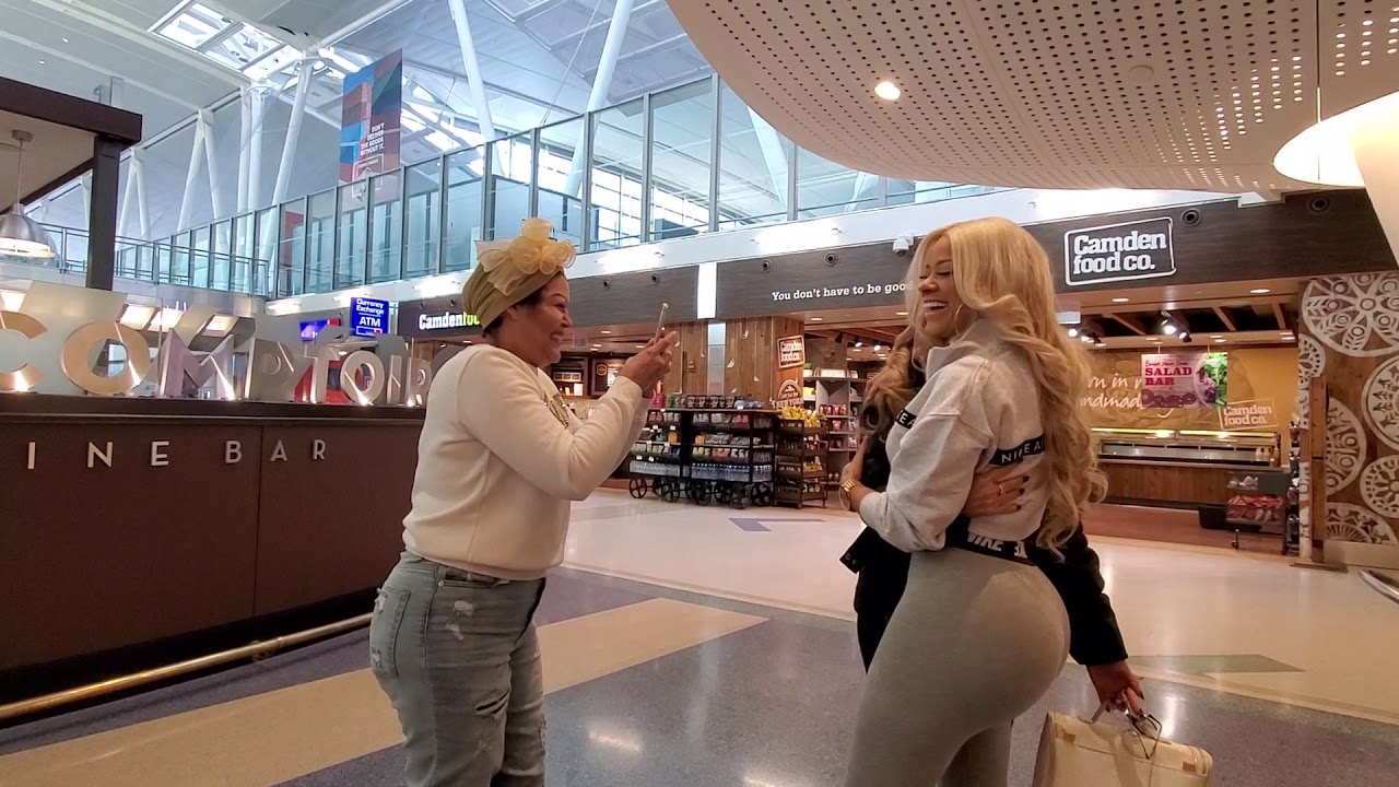 La Insuperable encuentro con sus fans en el Aeropuerto JFK