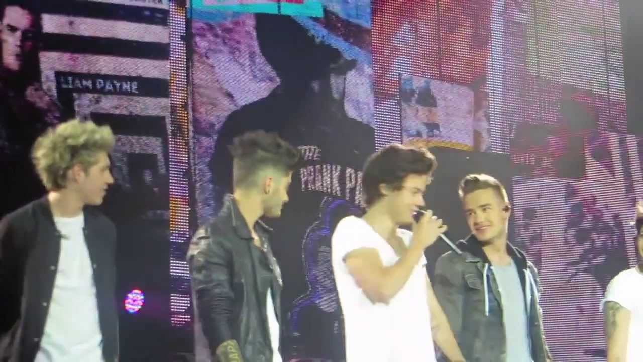 Harry messing up the lyrics - SWEDEN