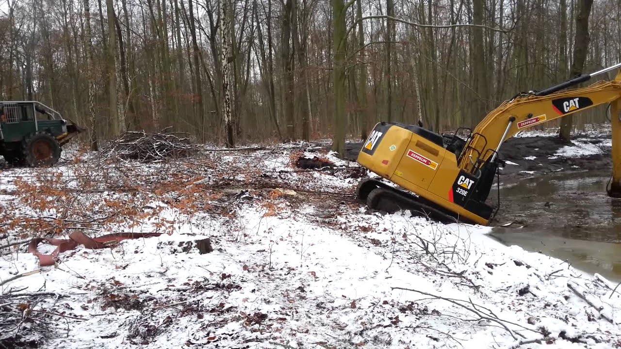 Baggerbergung aus Waldteich