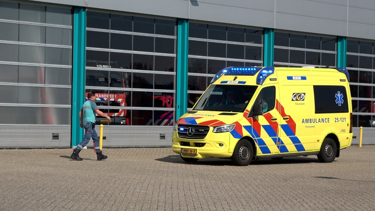 PRIO1/A1 | Ambulancier vergeet collega en moet met spoed terug naar ambulance post! & meer!