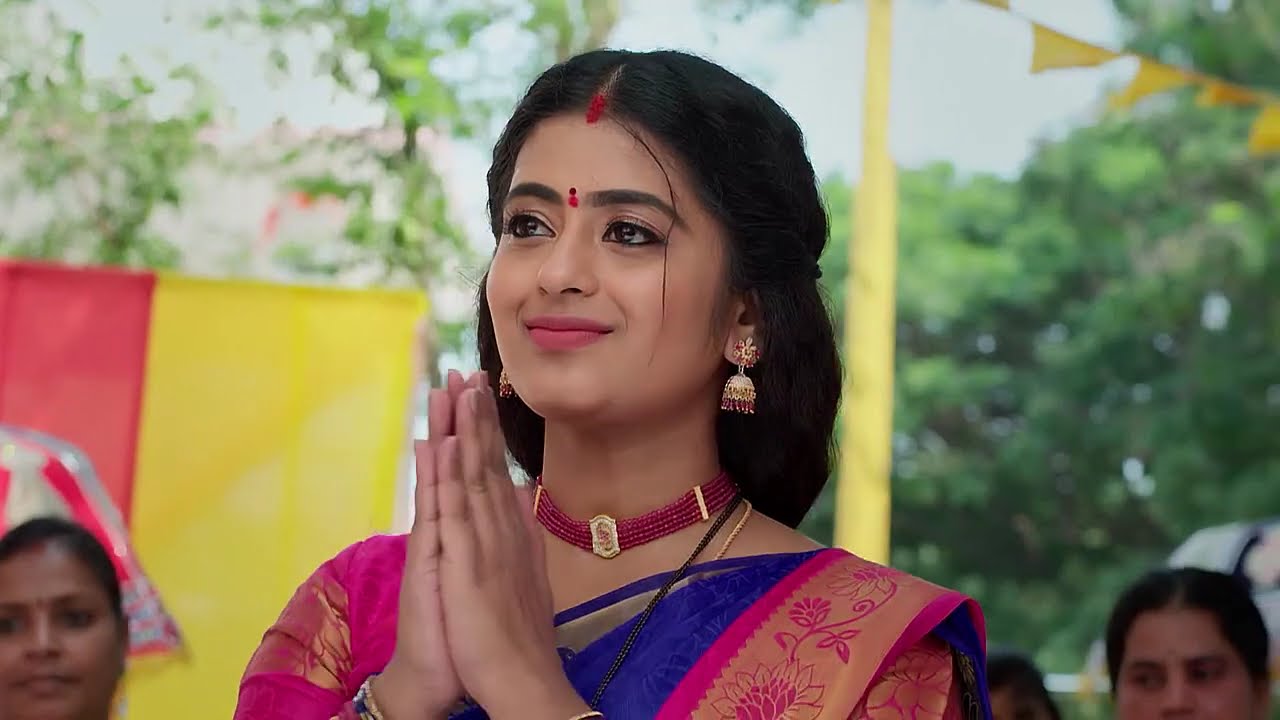 Bhagyalakshmi Brings the Lotus Flowers - Soubhagyavati Bhava - Full Ep 254