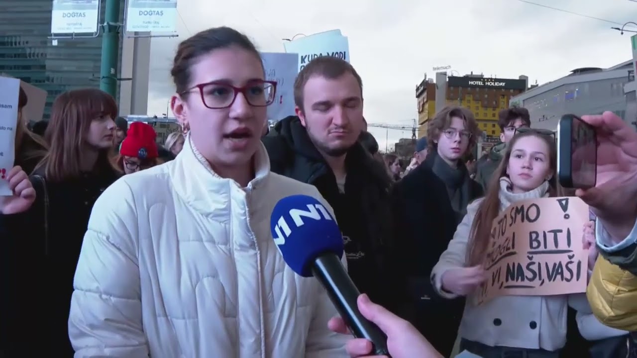 Građani blokirali raskrsnicu kod Parlamenta BiH: I vozači se pridružili protestu