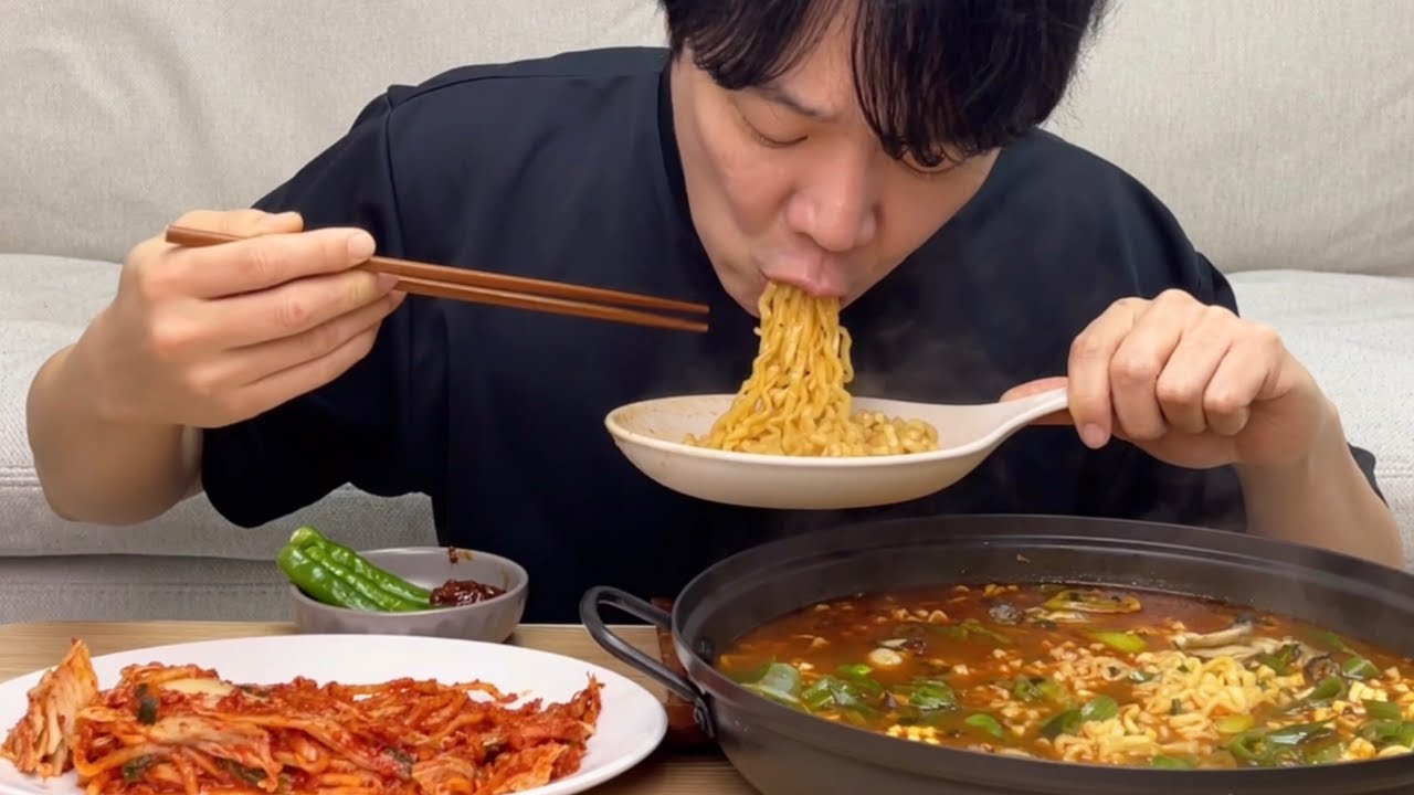 생굴이랑 땡초 듬뿍넣은 진짬뽕 3봉 국물이 시원하고 끝내줍니다! 김장김치까지 최고🔥 굴진짬뽕 라면 먹방 辛いラーメンモッパン Spicy oysters ramyun mukbang