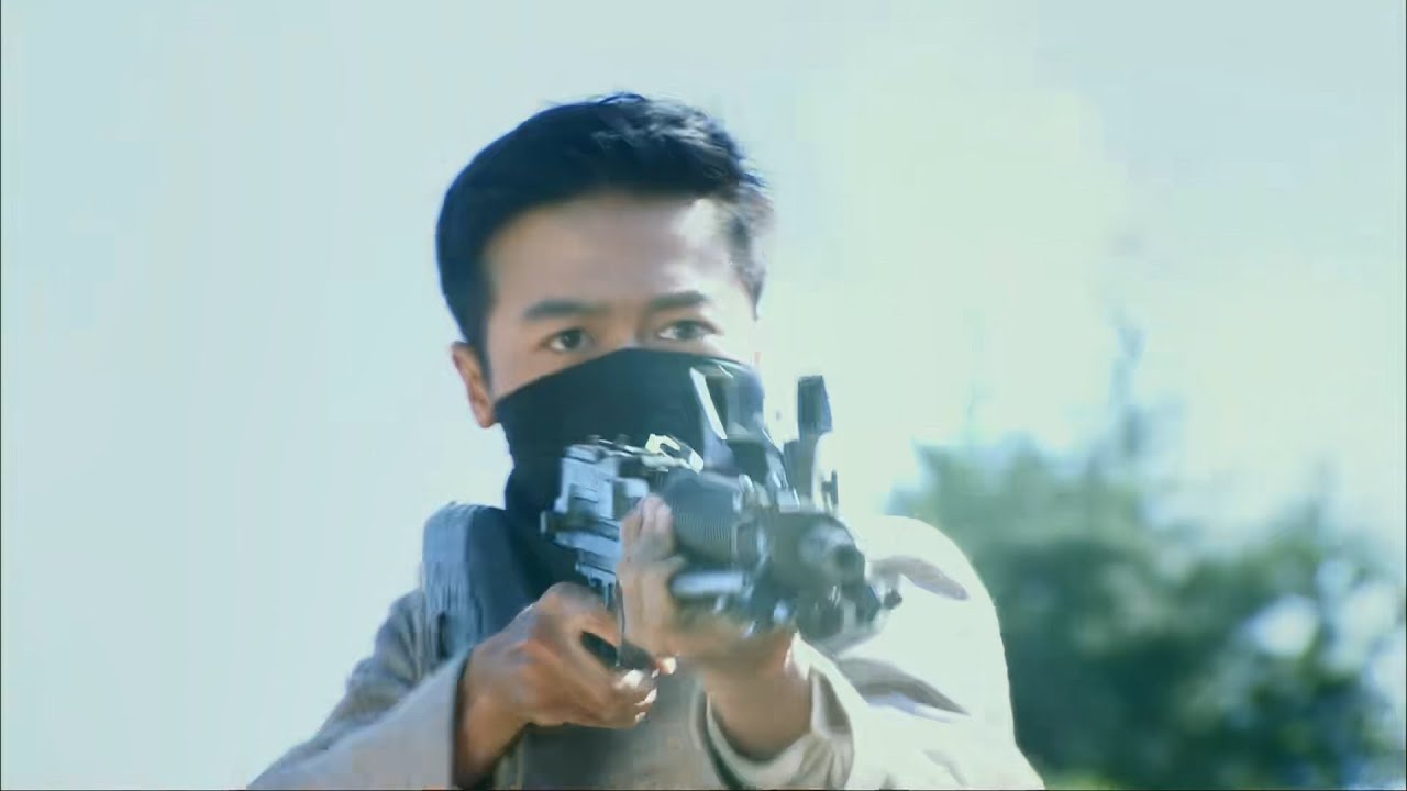 日軍架炮轟炸，偽軍隊長掃射殺敵，掩護八路撤退