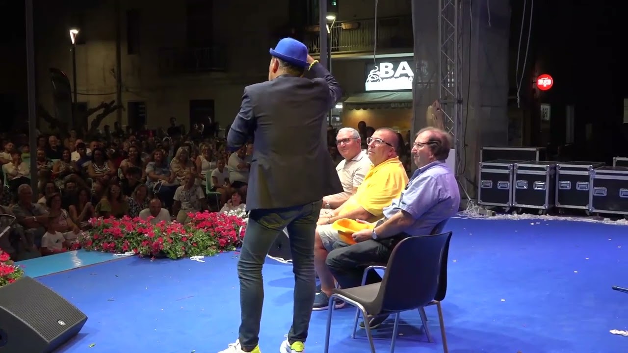 Uccio De Santis intervista e poi uno stralcio dello show