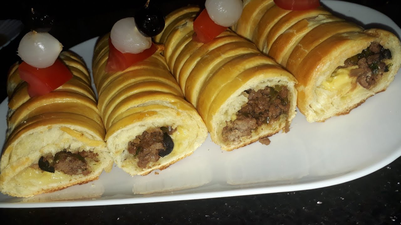Baguettes de pain farcies à la viande hachée.
