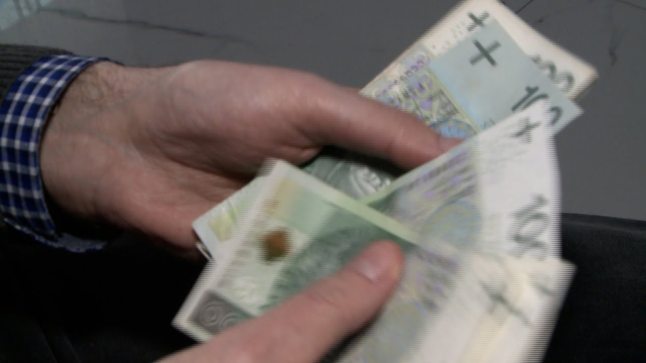 Emeryci w 2024 roku dostaną średnio o 400 złotych więcej?