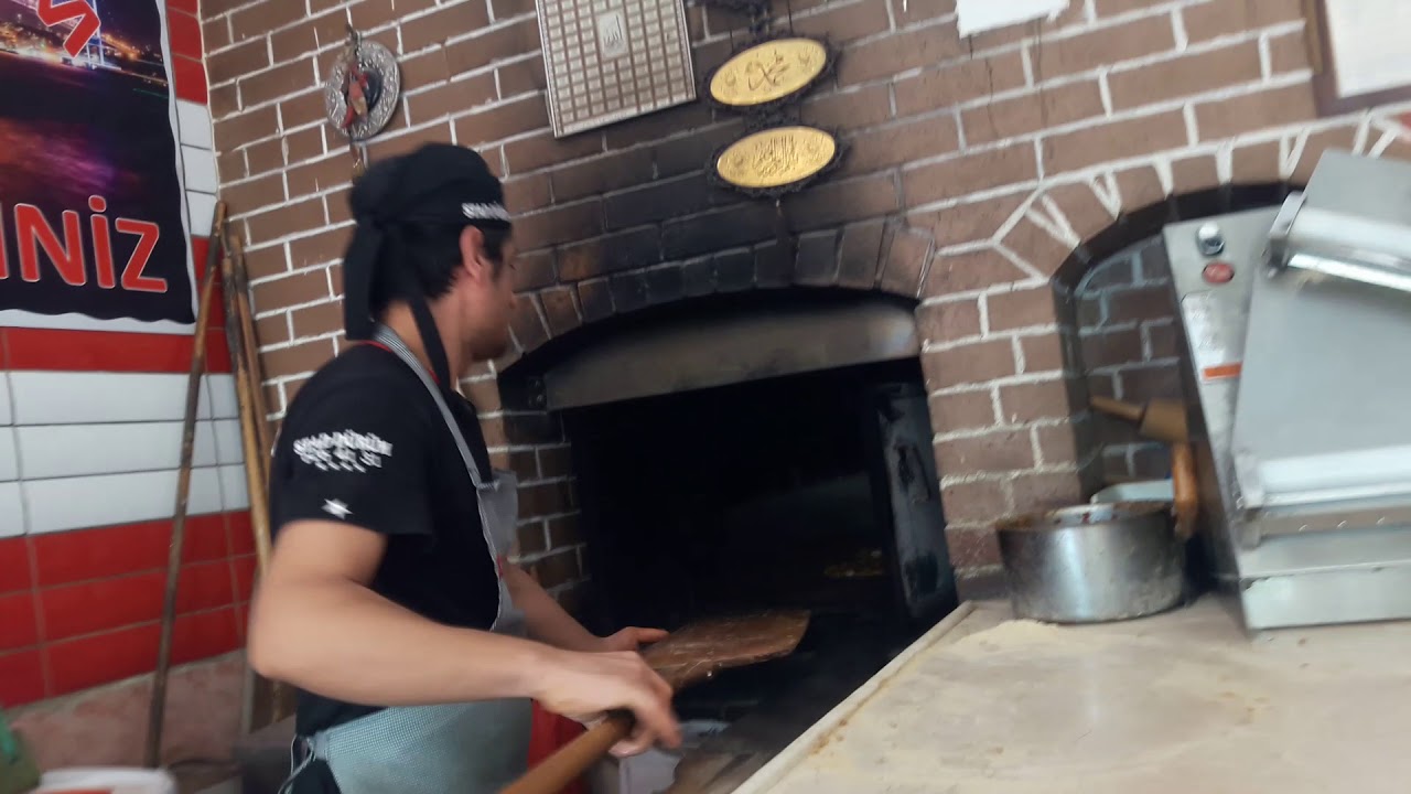 Ustamız lahmacun sererken .