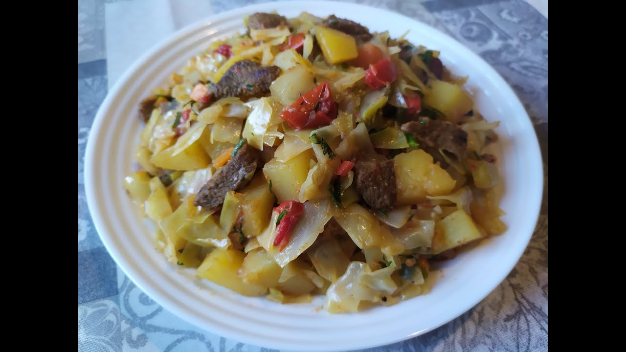 Тушеная капуста с мясом и картофелем.
