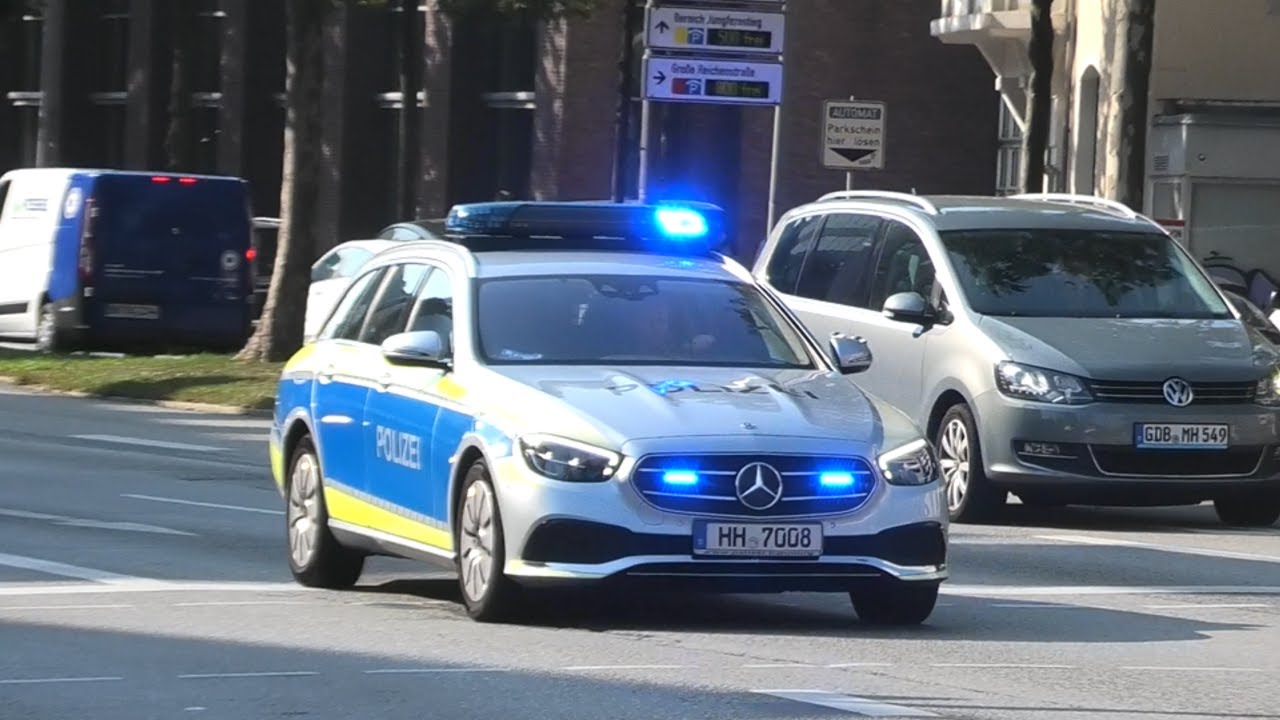 2x Hamburg Police (FuStW + SiKw) Responding and Ex US Crown Vic. Polizei Hamburg + US Ford Crown Vic