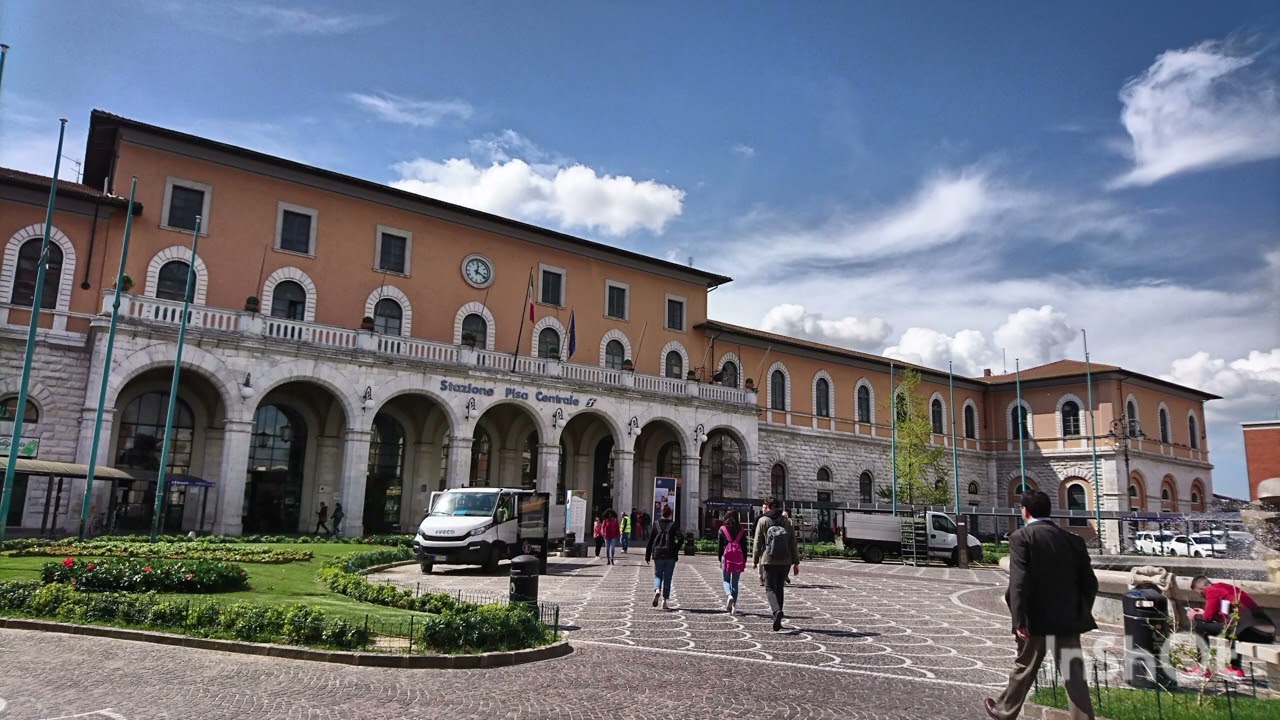 Annunci alla stazione di Pisa Centrale (