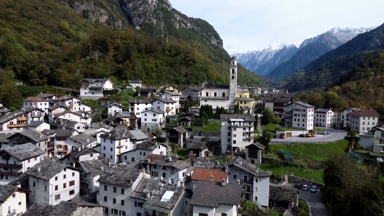 Volo Spettacolare Sopra Villa di Chiavenna in 4K