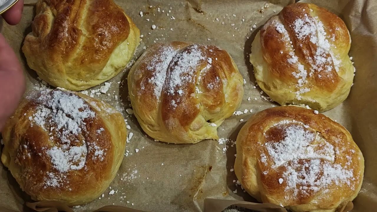 Bułki drożdżowe z budyniem i wiórkami koksowymi.