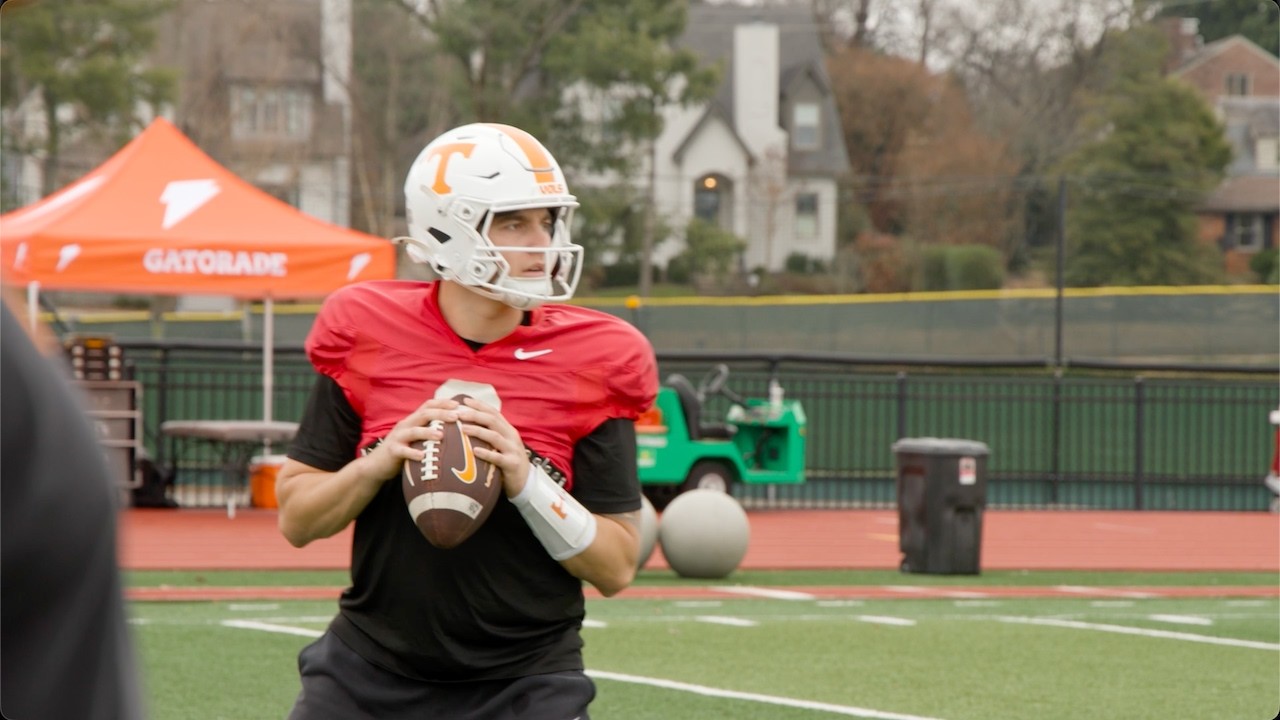 Основные моменты тренировки футбольной команды Теннесси: Джои Агилар и «Волс» продолжают подготов...