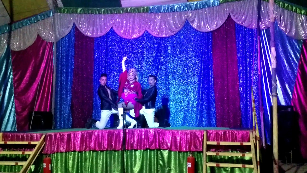 kassandra wuailer EN CARPA SHOW FAMA -septiembre 2016- todos me miran