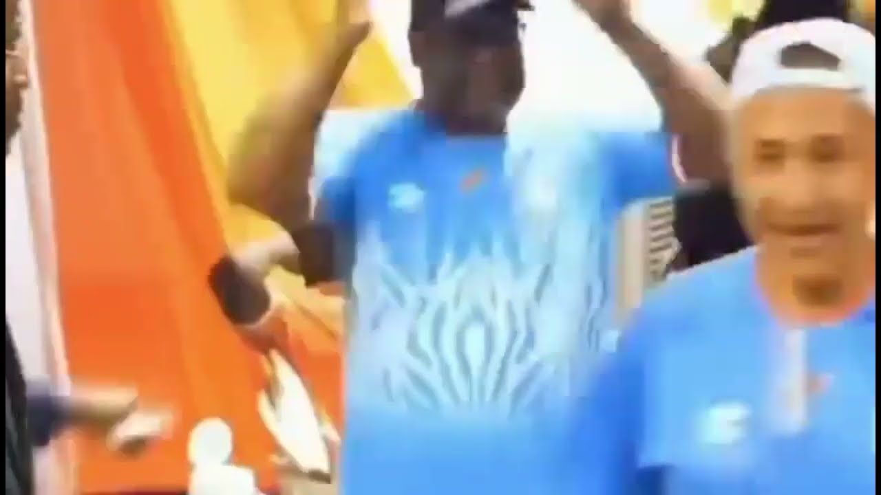  🇨🇩 🇨🇩 🇨🇩   Felix Tshisekedi dans la rue avec la population c&eacute;l&eacute;brant la victoire des L&eacute;opards