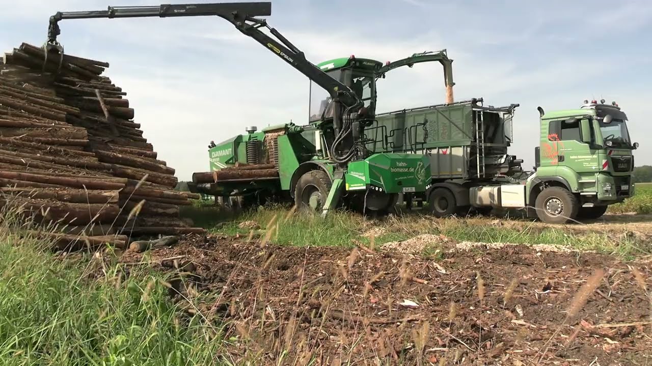 Hahn Kompost: Holz häckseln mit einem Albach Diamant 2000 und zwei MAN Agrotrucks