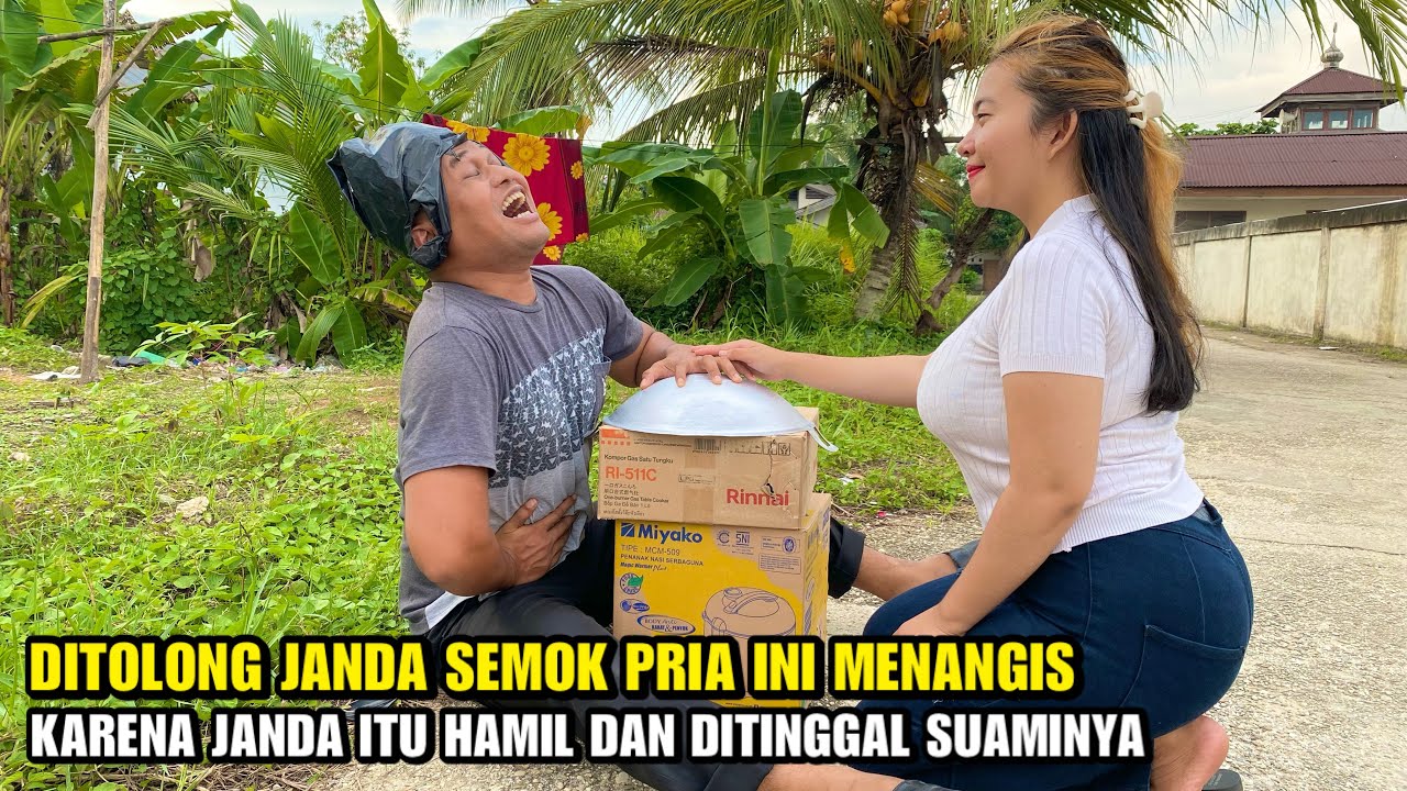 JANDA CANTIK INI MENOLONG PRIA MISKIN PENJUAL KOMPOR KELILING YANG TIDUR DIPINGGIR JALAN.