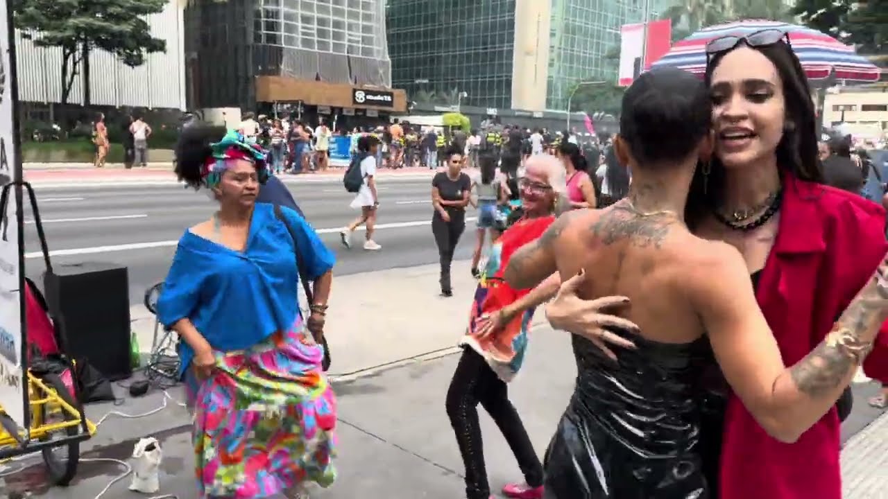 OLHA O QUE ESSA SENHORA MORADORA DE RUA VAI FAZER DANÇADO FORRÓ COM ANDRÉ LUIZ VEJA 
