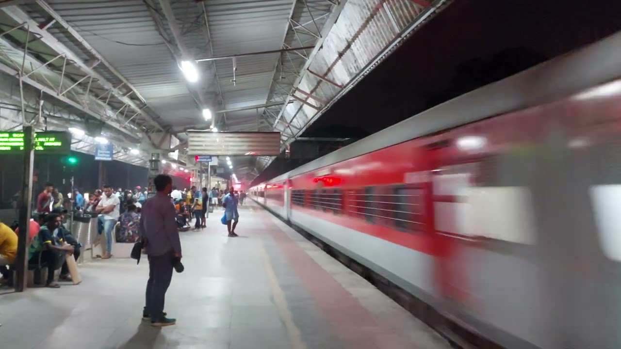 130+ kmph Action | Kelve road | Western Railways