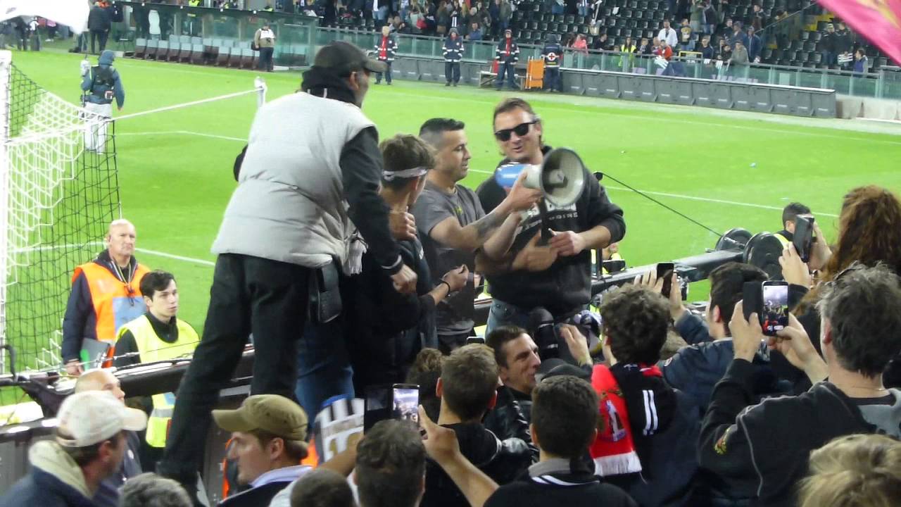 Totò #DiNatale in curva nord a cantare