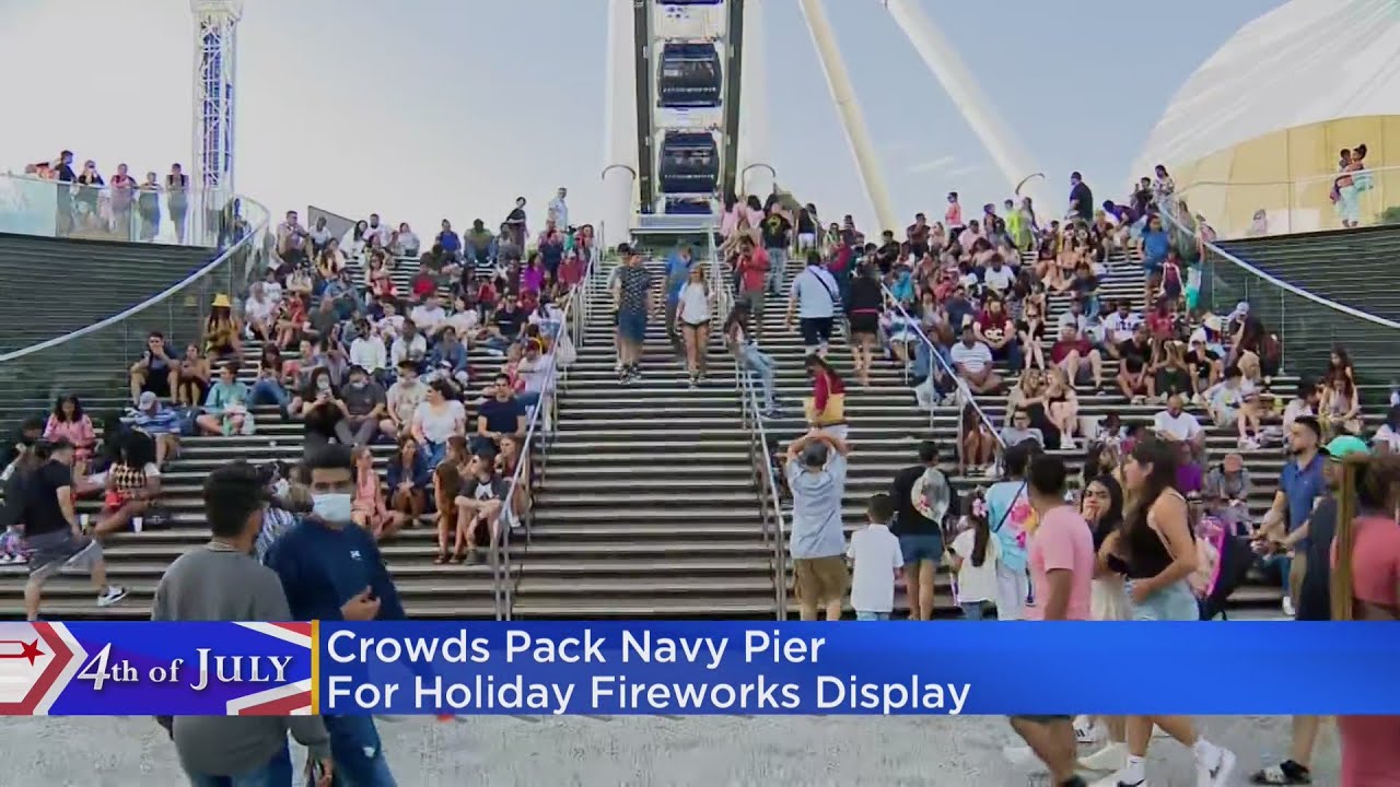 Crowds pack Navy Pier for holiday fireworks display