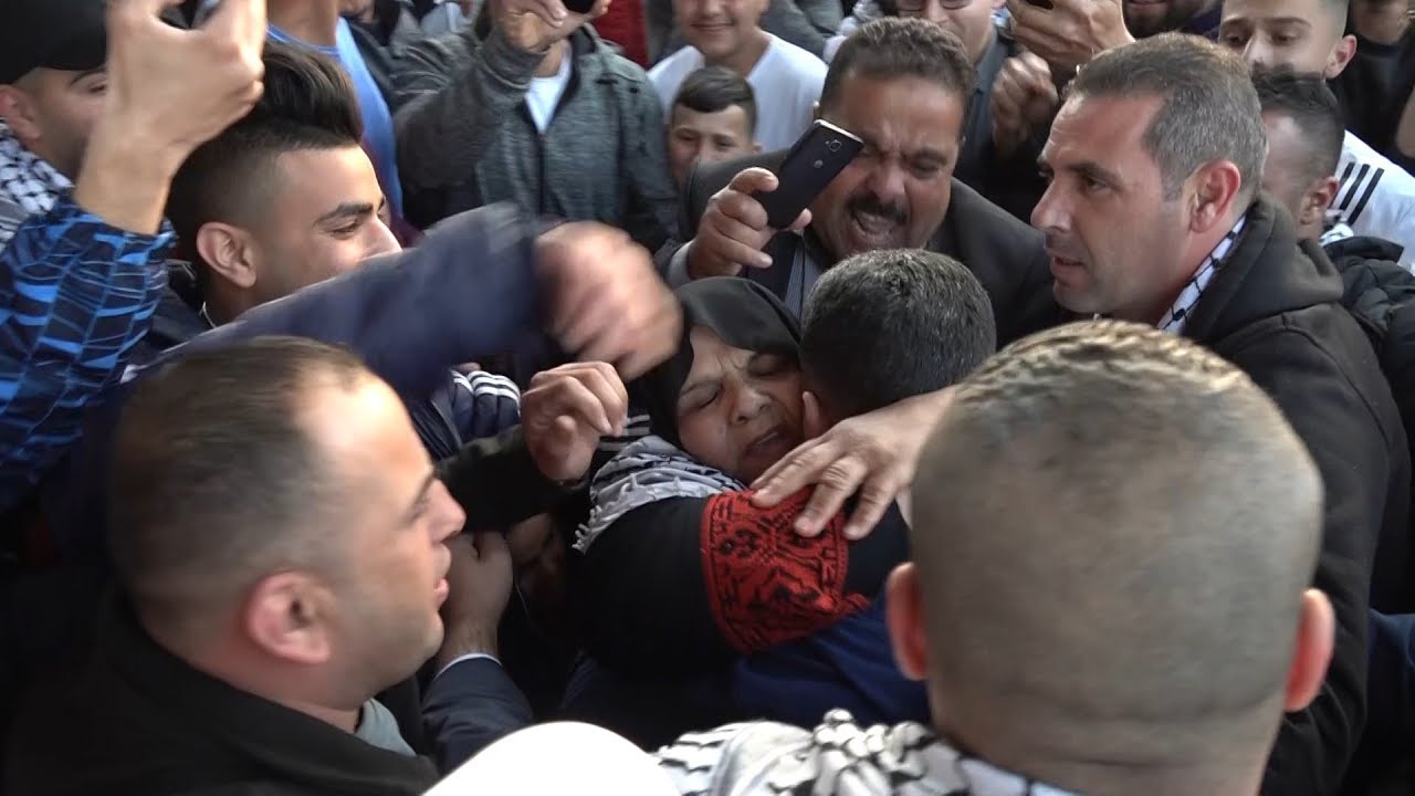 مؤثر شاهد كيف استقبلت ام وجدي الجلاد ابنها الذي أمضى أكثر من 17 عام في الاسر