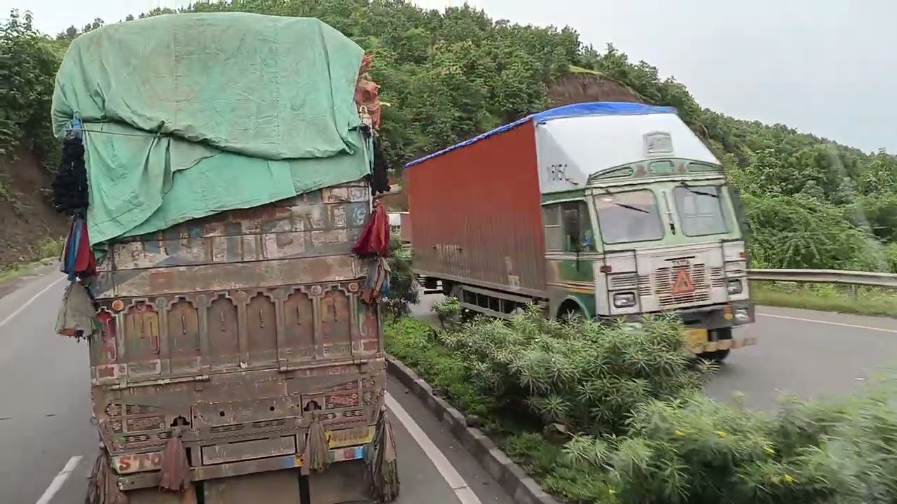 घाट के अंदर गाड़ियों का कंपटीशन खतरनाक मोड़