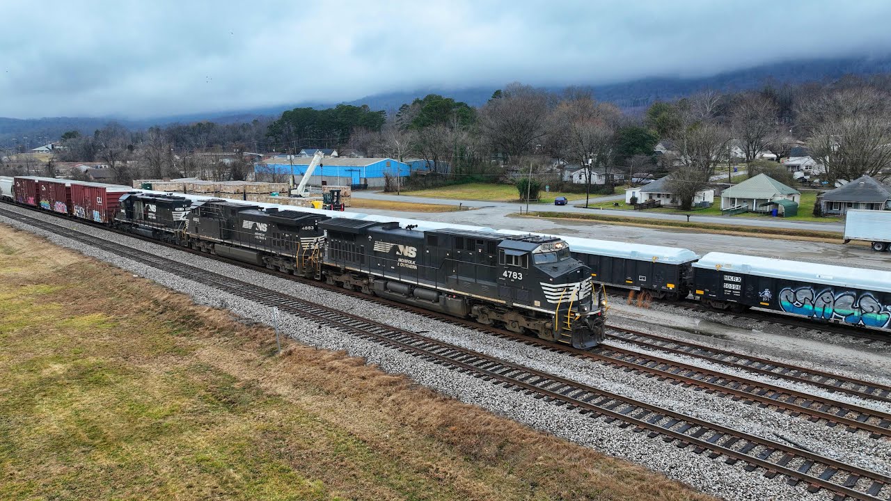 Norfolk Southern 178 with 3 up front heads North in Rockwood Tennessee 